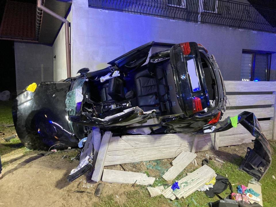 Drogowy koszmar w Woli Jankowskiej. Roztrzaskane na płocie BMW, pięcioro nastolatków w szpitalu! [Foto]