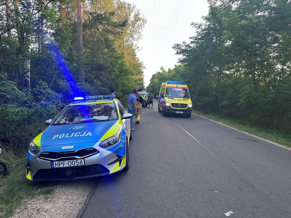 Tragiczny wypadek podczas pielgrzymki. Auto wjechało w grupę. 10 osób poszkodowanych, w tym 2,5 -letnie dziecko