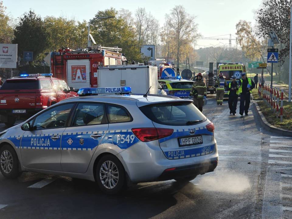 Potrącenie dwóch nastolatek na przejściu dla pieszych w Łasku. Jedna z poszkodowanych trafiła do szpitala śmigłowcem