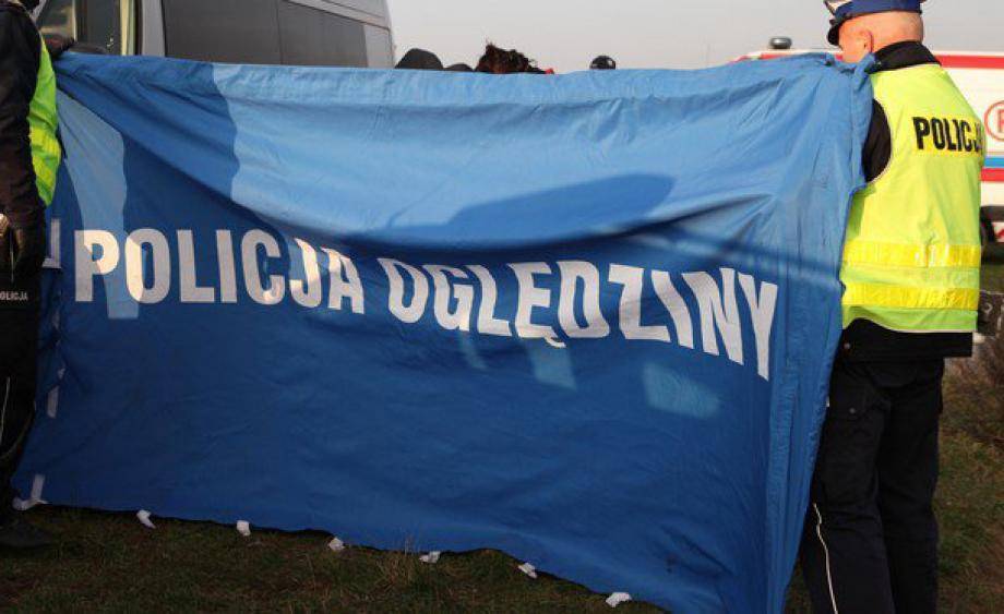 Tragedia w Chociwiu - ciała trzech osób znalezione w samochodzie zaparkowanym na posesji